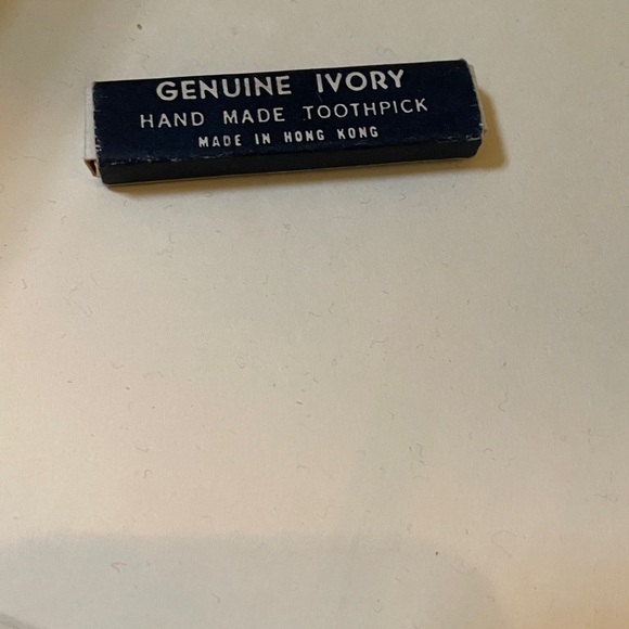 Antique Vintage Ivory toothpick in protective sleeve and box. - Picture 3 of 3
